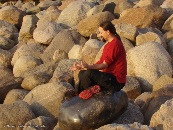 Kavicsok között. A nagy fényes kavics belsejéből ősi kínai szellemek rezgését lehet érzékelni Kavicsok között. A nagy fényes kavics belsejéből ősi kínai szellemek rezgését lehet érzékelni